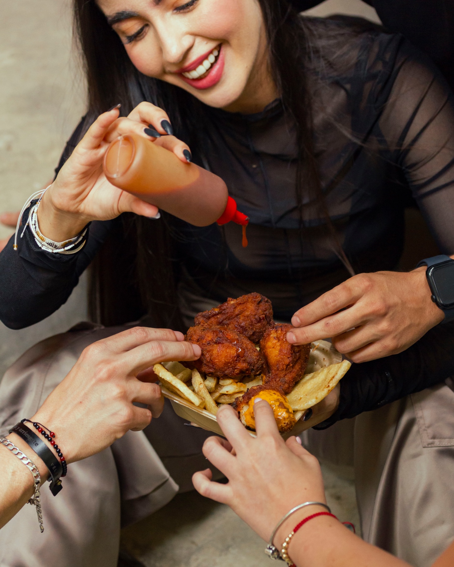 Familia y amigos compartiendo bombones de pollo con papas en Apartadó